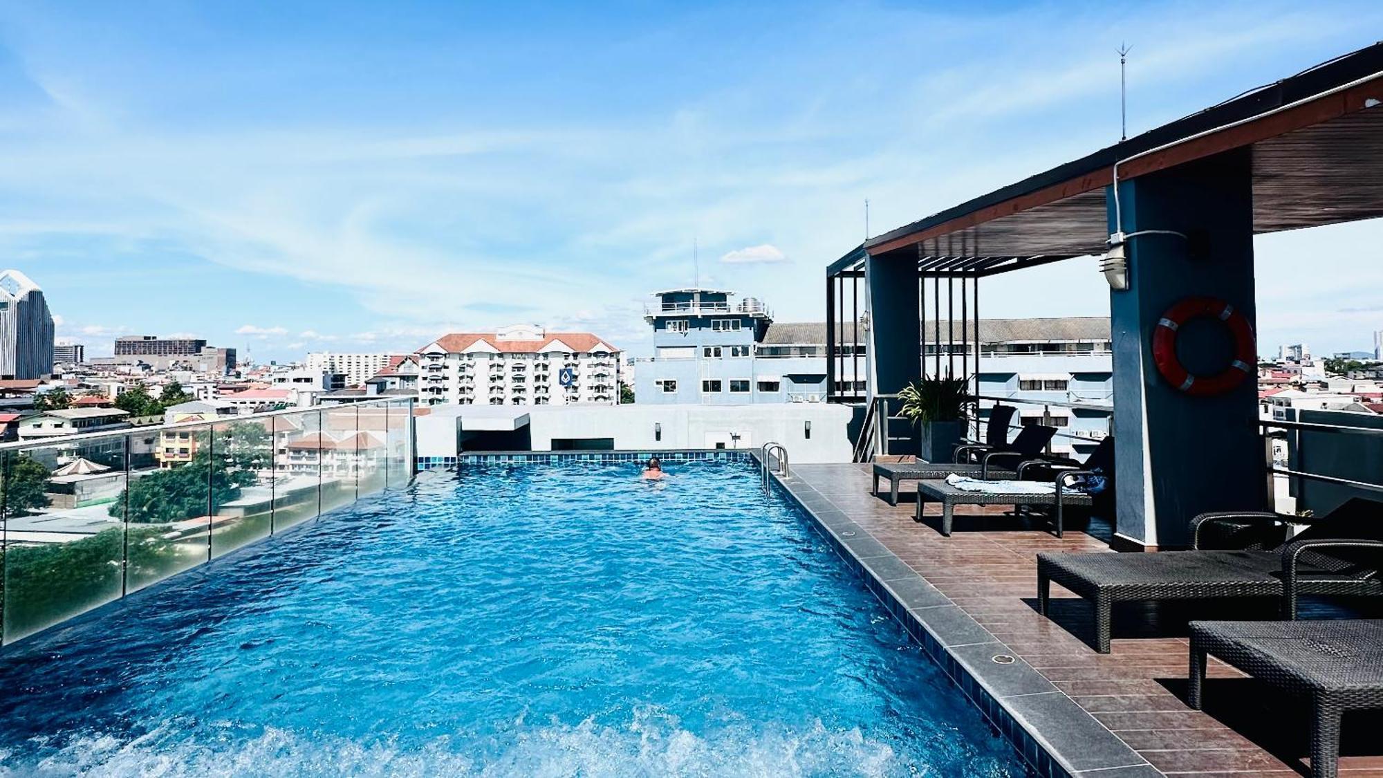 The Base Inn Pattaya Zewnętrze zdjęcie